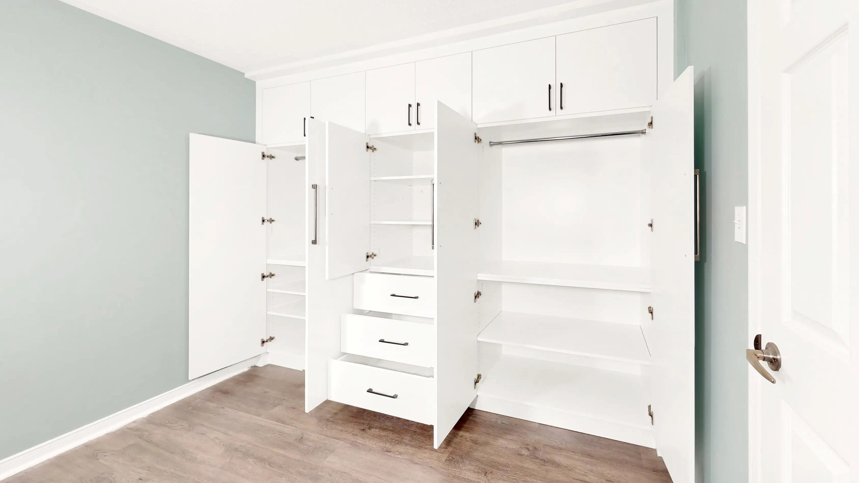 Walk-in closet · Oakville